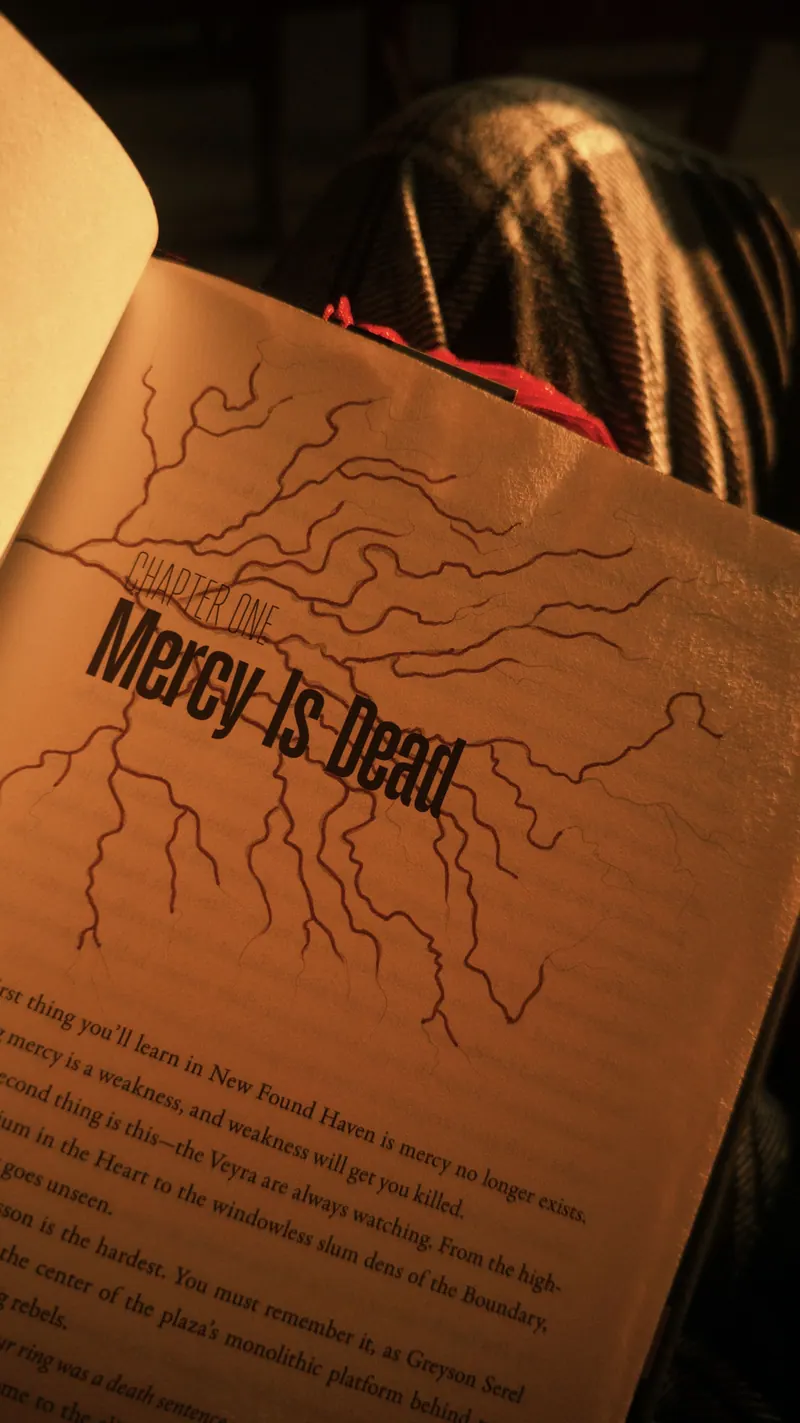 Página de abertura de capítulo com o título Mercy Is Dead e rachaduras desenhadas
